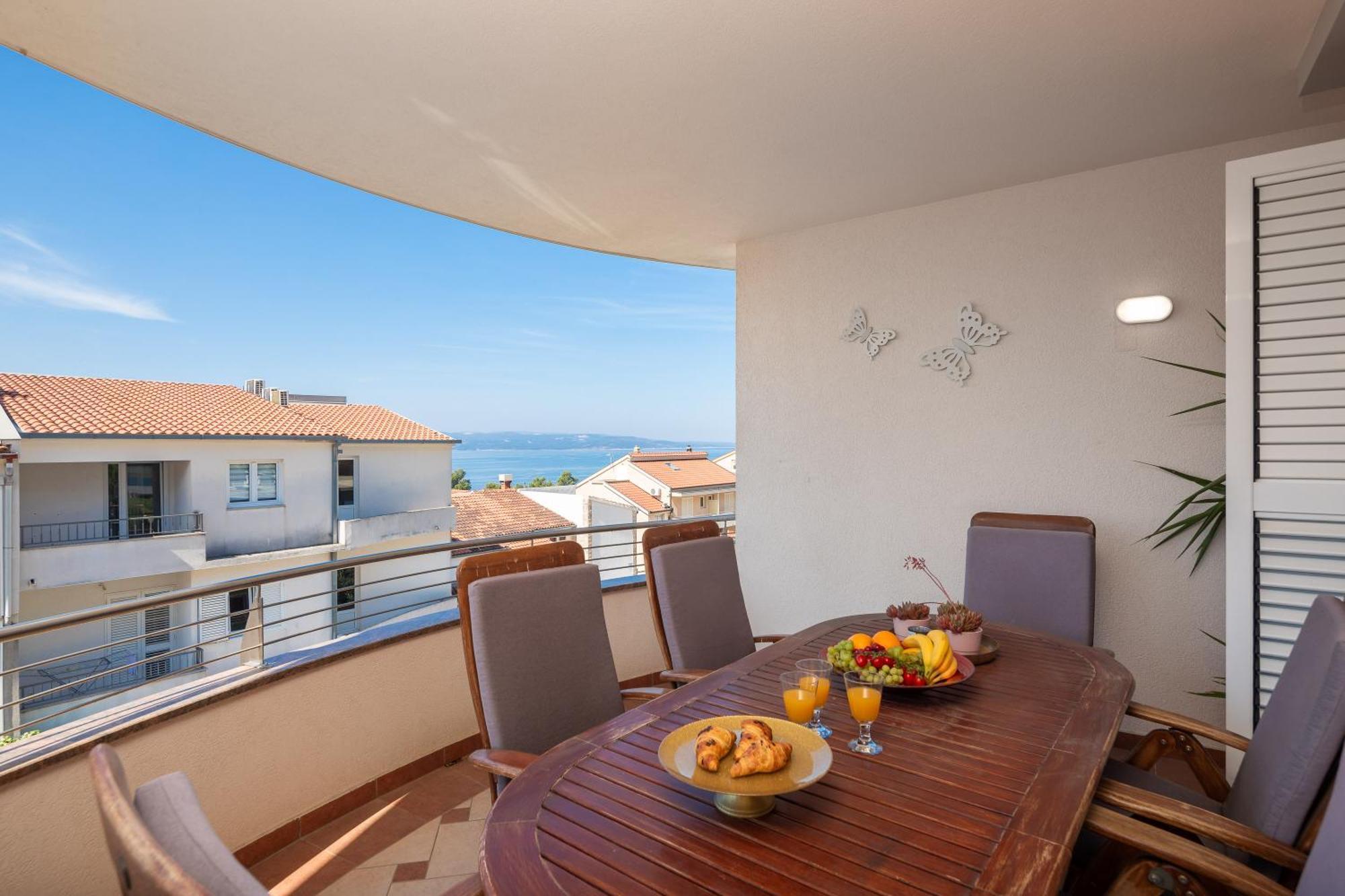 Brkic Apartments With Private Parking Makarska Buitenkant foto