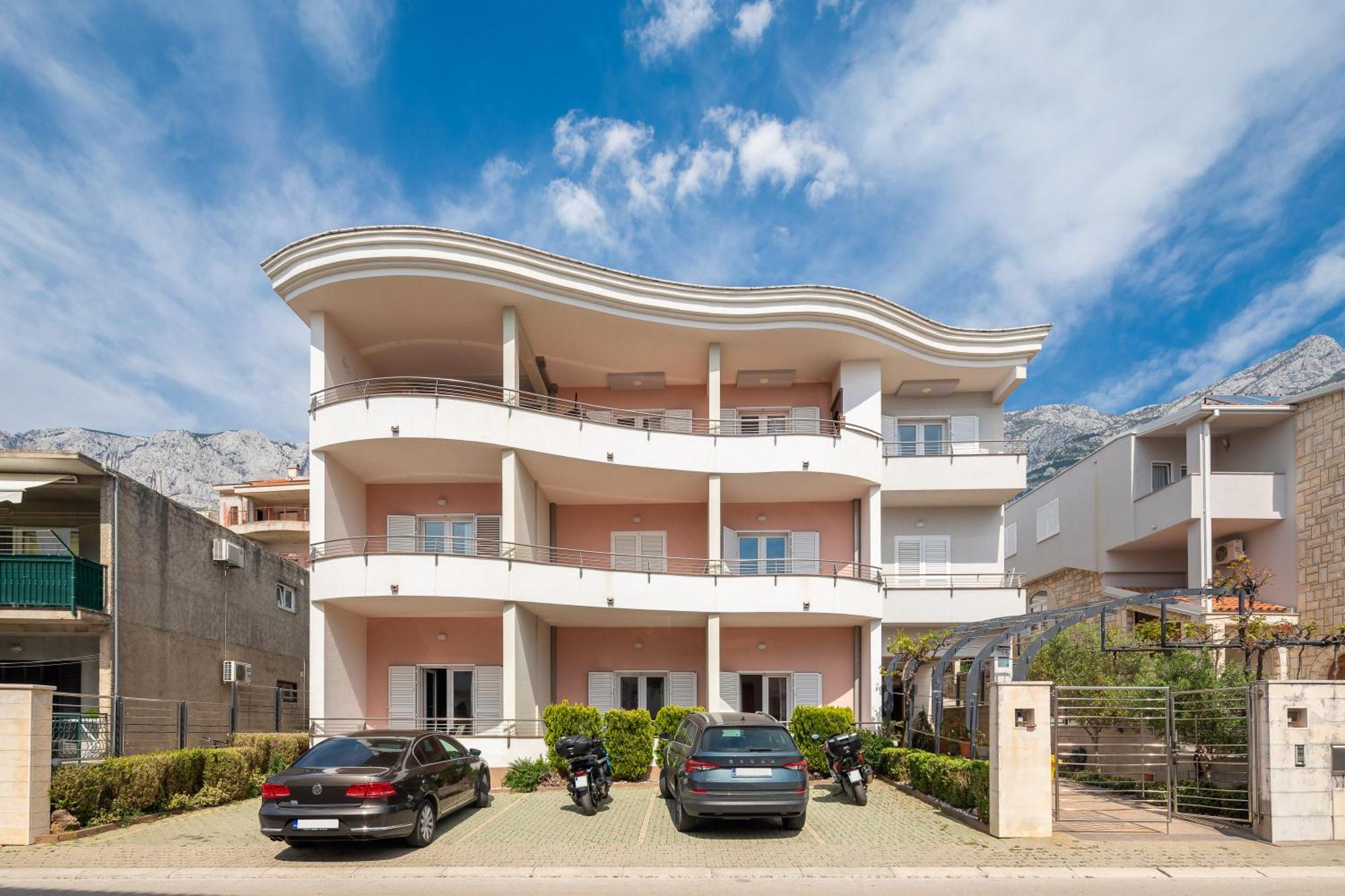 Brkic Apartments With Private Parking Makarska Buitenkant foto