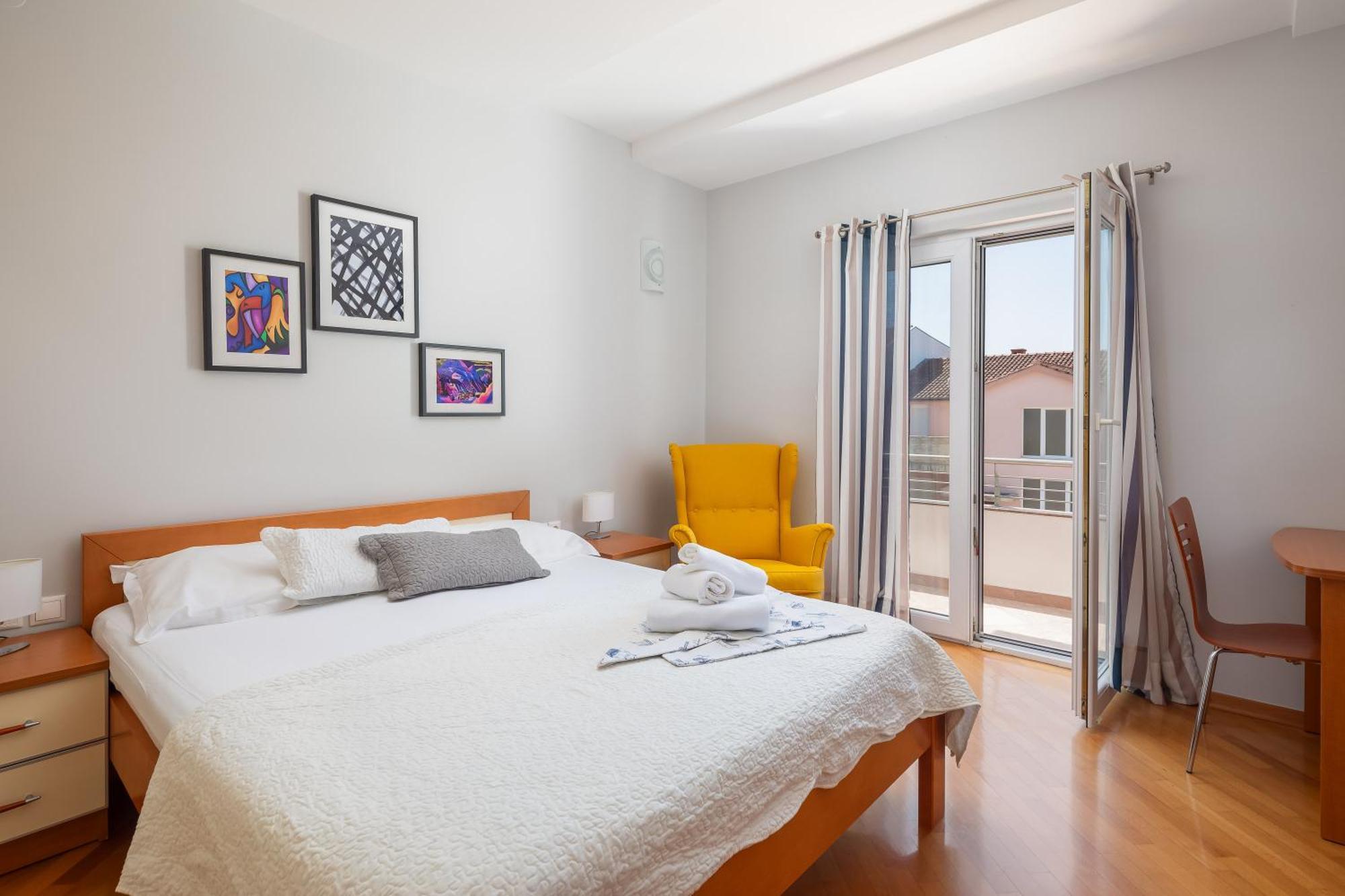 Brkic Apartments With Private Parking Makarska Buitenkant foto