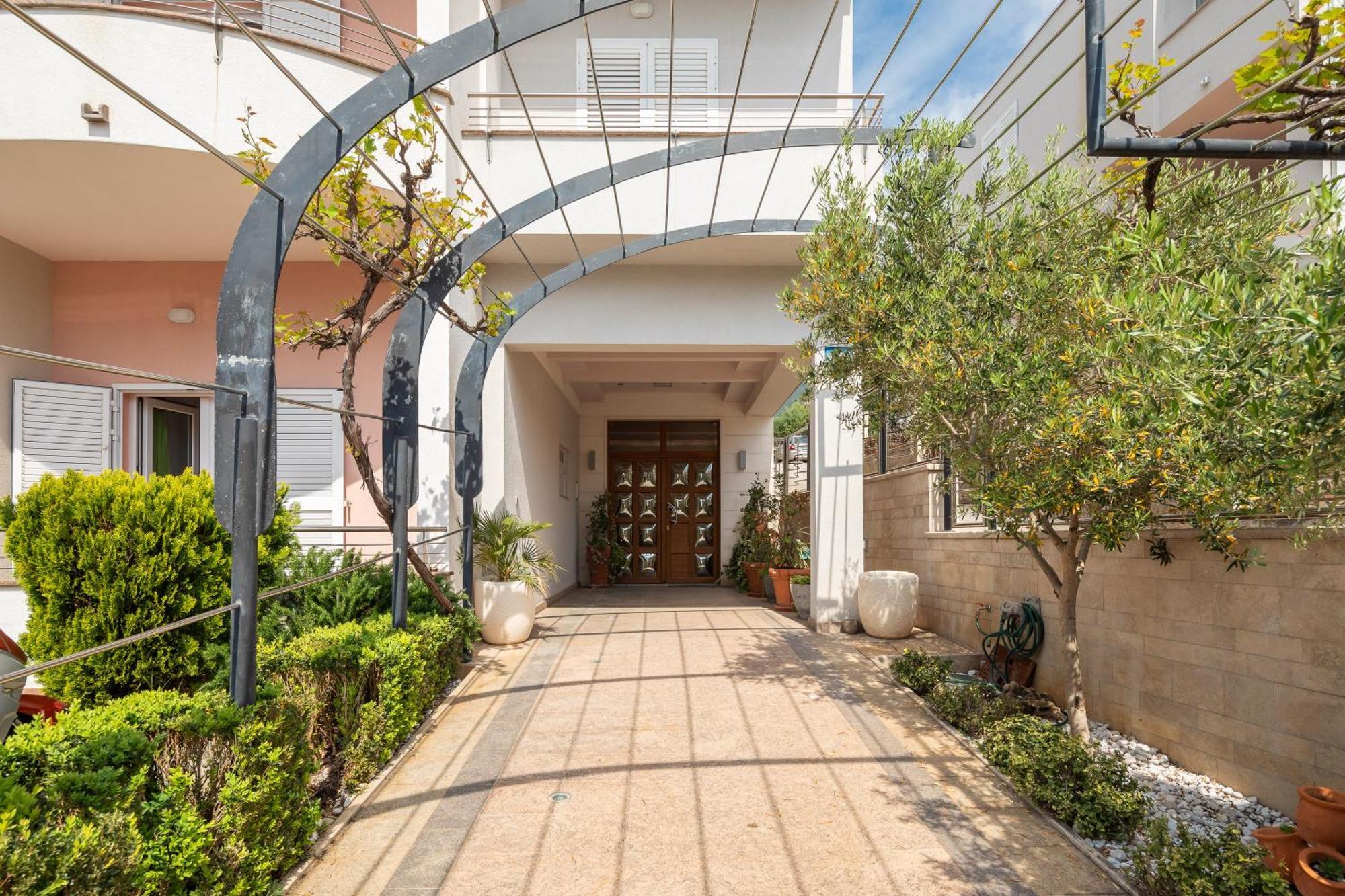 Brkic Apartments With Private Parking Makarska Buitenkant foto